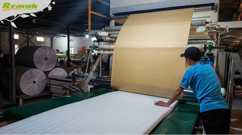 Tại sao xốp PE bảo ôn có dính là giải pháp lý tưởng cho HVAC? 7 Remak thi công tráng keo Pe Foam
