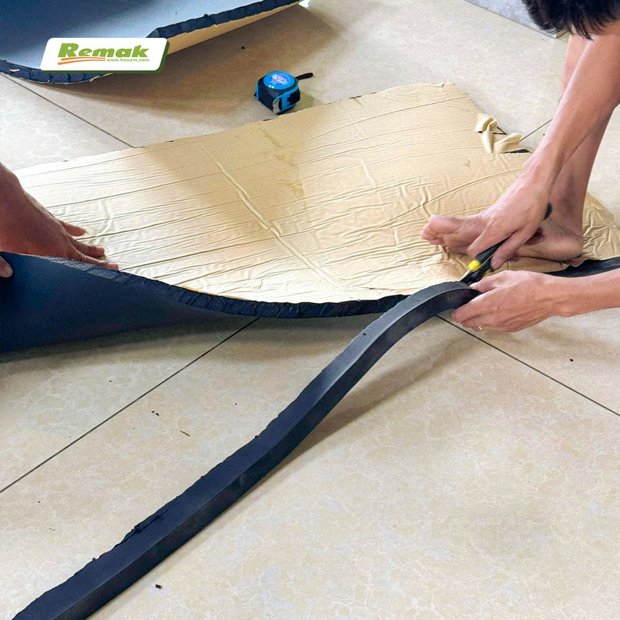 Thi công cắt cao su lưu hóa có keo bảo ôn ống điều hòa nhanh chóng, hiệu quả